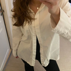Oversize skjorta - Vit skjorta som är jättefin som den är eller med en tröja över🤟