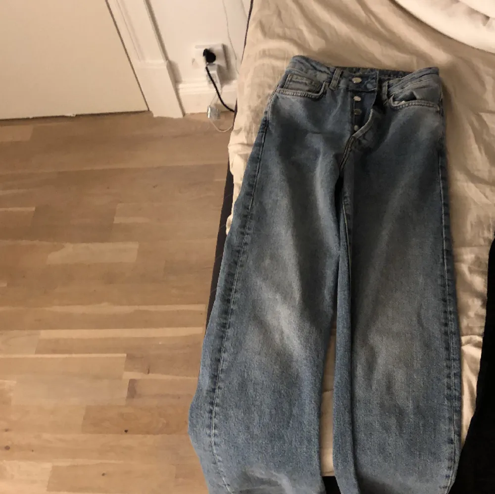 Seljer ett var jeans har bara provat dom passar en 14 åring som är 165 bra skick . Jeans & Byxor.