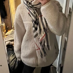 Teddyjacka!  - Säljer min fina och supersköna teddyjacka/tröja från H&M💕 Säljer pga att jag har flera stycken! Köpt för 429kr säljer för 250!