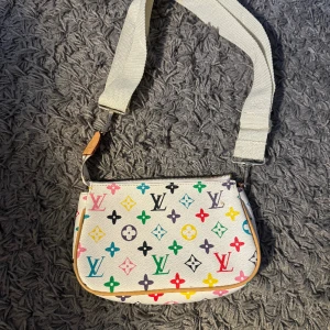 Liten väska - En liten axelväska från Luis Vuitton. Kan ej 100% garantera att den är äkta men hon jag köpte den av sa det. Rätt liten men rymmer en hel del! 