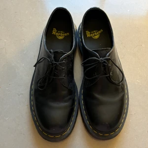 Låga dr martens - Säljer nu mina as coola dr martens då dom tyvvär inte kommer för användning längre, dom är helt och hållet äkta och använda ett fåtal gånger för 2 år sedan! dom är i nyskick och är i strlk 44! Perfekt nu för slutet av vintern och även snygga på våren