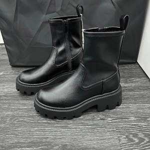 Boots från pull & bear som inte passade och hann aldrig skicka tillbaka dem. Nypris 499kr