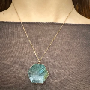 Guldhalsband med labradorit - Använd väldigt få gånger då jag redan har ett liknande halsband. Jättefin! Köpt från etsy för 800kr, se kvitto. Skriv för mått, fler bilder. Skiftar mellan grönt och blått i färgen beroende på ljus (labradorit sten). Behåller färgen.