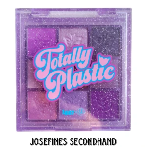 Lila y2k ögonskugga - Y2k insperad palette från BH Cosmetics med lila pastell färger. Ordinarie pris är 180 kr men säljer den billigt för den har blivit använd några få gånger. Skickas med brev, frakt blir 15 kr. Gratis frakt vid köp av 3 eller fler sminkgrejer/accessoarer