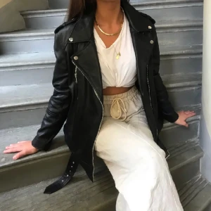 skinnjacka zara - fint skick! lite mindre i storlek så passar xs-s bättre🖤köpt för ca 500kr, slutsåld (första bilden är lånad)