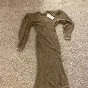 Adoore klänning storlek 40 - HELT OANVÄND Adoore klänning. Storlek 40. Prislapp finns också kvar!