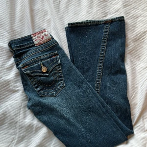 True religion jeans  - HAR INGA BILDER PÅ, DOM ÄR FÖR SMÅ!!   Ursnygga extremt lågmidjade och bootcut jeans från true religion!😍 Strl 25. Superfint skick! Midjekant till grensöm 15 cm Midja rakt över 33-36 cm (stretch) Innerben 76 cm Ytter 92 cm
