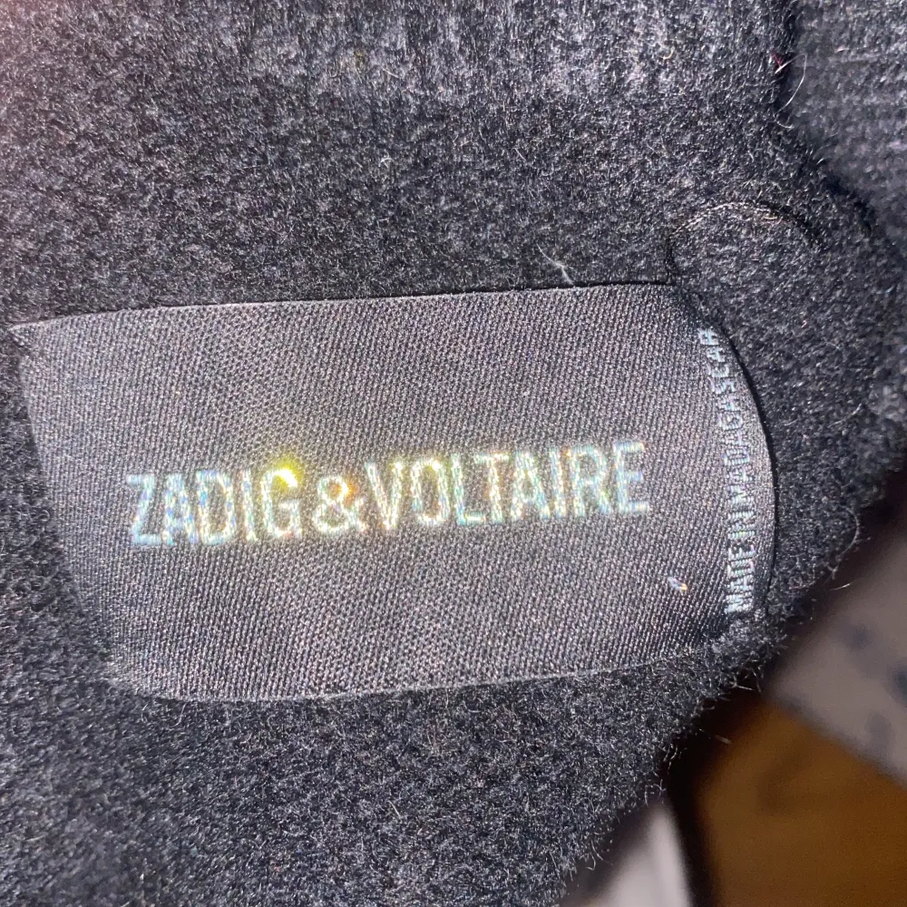 Jätteball Zadig et Voltaire Kashmir tröja i bra skick, säljer pga att den inte kommer till användning längre. . Stickat.
