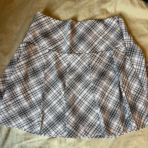 Kjol - Söt kjol från H&M som aldrig kommit till användning. Storlek 34. Prislappen är kvar. Giving Regina Geroge💅🏼