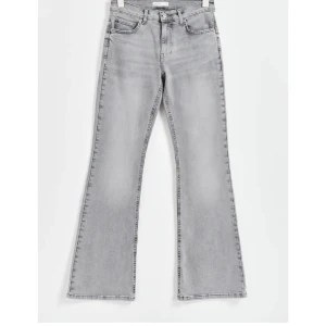 Gina tricot ”Perfect jeans” - Jätte fina bootcut jeans som tyvärr inte kommer till användning eftersom de har blivit för små.💞