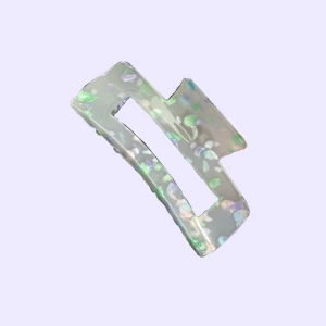 stor hårklämma  - jättefin hårklämma köpt på sostrerne grene, säljer då den inte kommer till användning💚