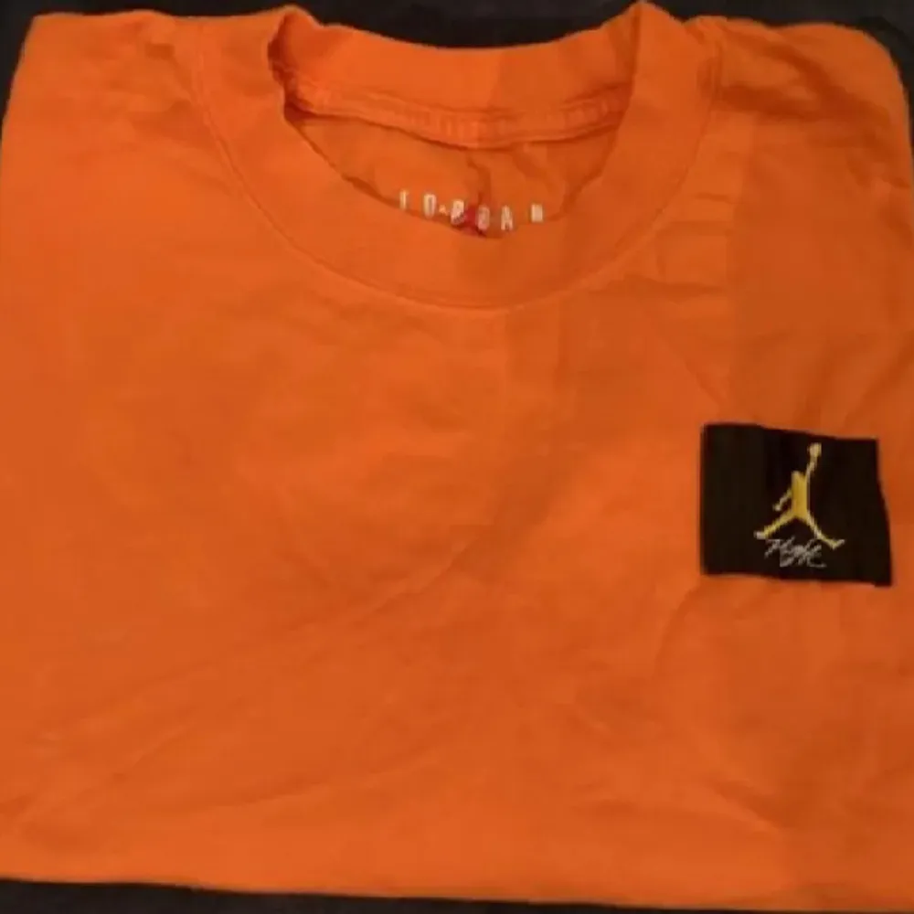 Helt ny oanvänd Jordans i orange storlek M . T-shirts.