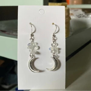 Måne & opalite🌙✨ - Nickelfria krokar med opalite & månberlocker🌙💫🌟 18 kr frakt🫶