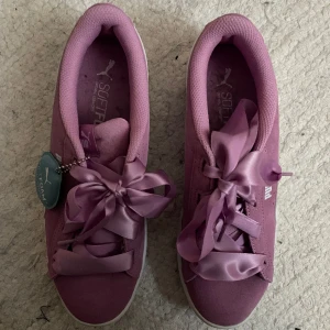 puma skor  - köpte dessa för 5 år sedan. använts kanske två gånger. ser helt nya ut ! :)