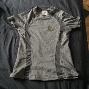 Mayadelorez t-shirt - Väldigt bra skick, drygt 3 år gammal, inga hål osv. Ny tvättad, säljs då den är för liten för mig. Väldigt skön, otroligt bra material. Ordinarie pris 399kr
