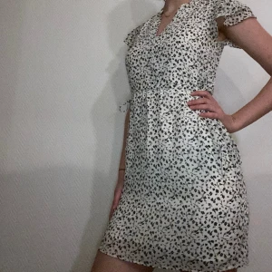 Blommig Klänning  - En superfin blommog klänning i bra skick och som endast anvönts ett fåtal gånger!🥰