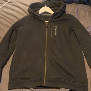 Sail racing zip  - Svart Sail racing zip tröja bra skick. Storlek 160. Nypris: 1000