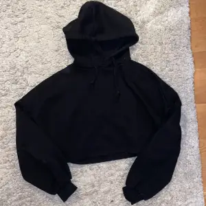 Svart Cropped hoodie från Gina! Passar bra med en spets top eller vanligt linne, inga defekter
