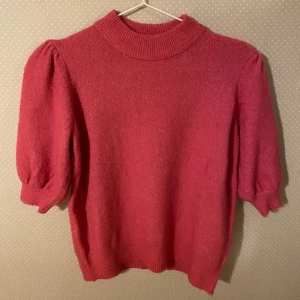Oanvänd, kortärmad stickad tröja från Only😻 - Kort i ärmarna, puffiga vid axlarna, rosa, oanvänd