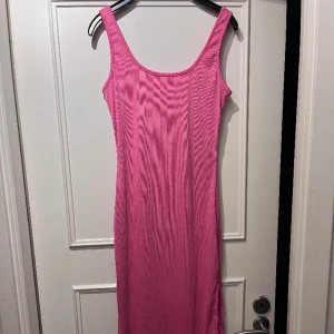 Klänning med slits - Rosa lite längre klänning med slits. Aldrig använd