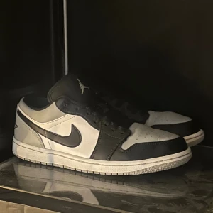 Jordan 1 low shadow toe - 🔘Jordan 1 low shadow toe 🔘🔥Storlek 42 🔥🦋Nypris 2500 🦋🌸Kvitto tillkommer 🌸⭐️Perfekt skick ⭐️🍄Kan mötas upp i Stockholm eller frakta 🍄🍀Pris kan diskuteras vid snabb affär 🍀