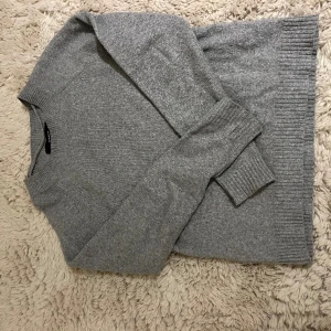 Grå stickad tjäna från Vero Moda  - Grå st kan tröja från Vero Moda i storlek xs. Väl använd och ganska nopprig. Tryck gärna på köp nu!💞