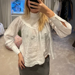 Zara Blus - Blus ifårn zara i storlek Xs men passar upp till M🧡