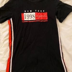 T-shirt-klänning  - Säljer en T-shirt-klänning från hm divided strl 36 i bra skick. Den kan antingen användas som klänning eller som sovtröja/nattlinne t ex. Trycket är i väldigt bra skick och klänningen har inga defekter❤️