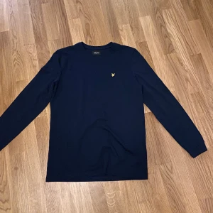 Lyle and Scott Tröja  - Tunn sweatshirt i bra skick. Använd under 5 gånger.