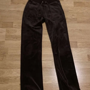 Juicy Byxor - Väldigt bra skick, saknar snören och säljer pågrund av att de blivit för små! Kontakta för mer bilder/info!