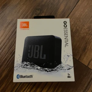 Svart JBL högtalare - Nypris 300+  mitt pris 100 kr högtalaren är oöppnad 