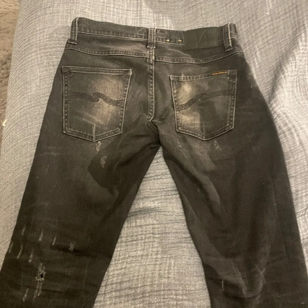 Nudie jeans fint skick Storlek w29 L32 Sitter tajt  Dom är mörk grå/svart färgen är utvättad men det är så det ska vara dom är Ripped. skriv vid frågor samt intresse.. Jeans & Byxor.