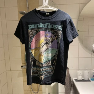 Pink floyd t shirt - Pink Floyd t shirt. Skick 8/10. Nypris 349kr. Hör av dig för mer frågor!