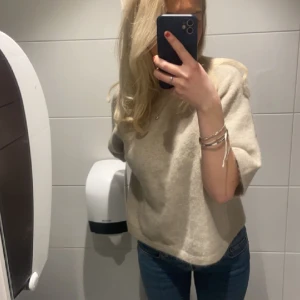 Stickad tröja - Säljer denna stickade t shirt tröjan i bra skick. 