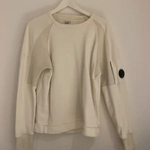 C.p Company tröja, storlek S, 900kr - Hej säljer nu min riktigt snygga Cp company tröja! Nypris: 1800kr mitt pris: 900kr!!! Tröjan är storlek S, skick 8/10