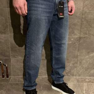 Skit snygga nya jeans från Levis🤠 Storlek: W31 L32 Modell: stay loose  Nypris: 1199:- Vårt pris:450