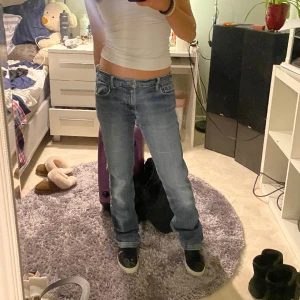 Raka jeans - Säljer mina super coola lågmidjade jeans då de inte används! Köpt secondhand. Sytt in de lite i midjan som man kan se på bild 2. Kom privat för mått ☺️👍🏽 Har defekter längst ner av byxorna som man kan se på bild 3