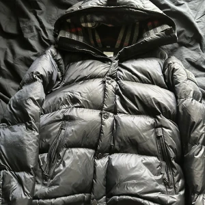 Burberry jacka  - Burberry jacka Storlek S. Går att göra till väst. Pris 1500 kan gå ner vid en smidig och snabb affär. 