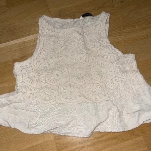 Beige topp - Kort beige topp med fina detaljer, köpt från Turkiet. Använd få gånger. Använd gärna köp nu knappen