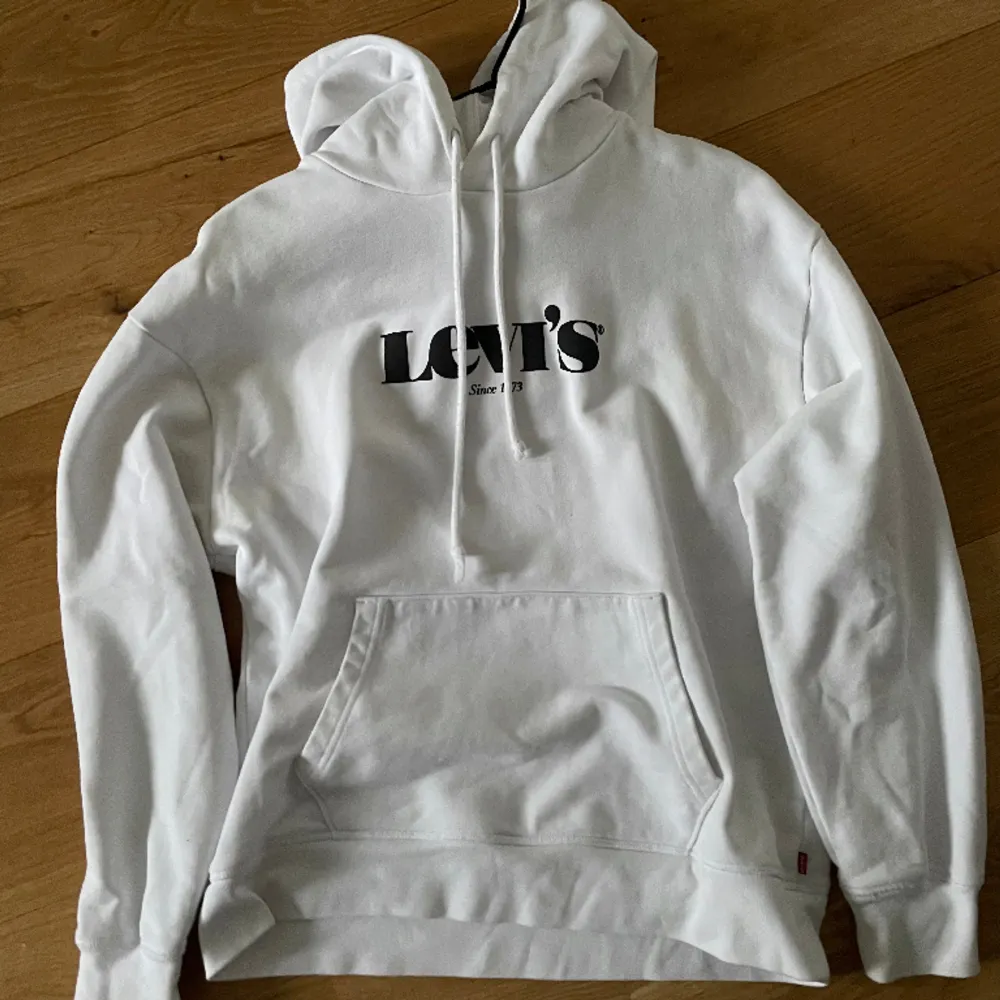 För det mesta oanvänd vit Levi’s hoodie i storlek S. Köpt för 520kr. Otroligt bra skick och säljer då den inte används🤗. Hoodies.