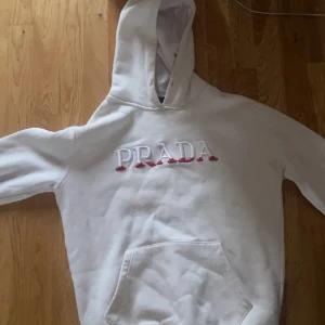 Prada tröja  - Jätte bra skick och är i storlek M