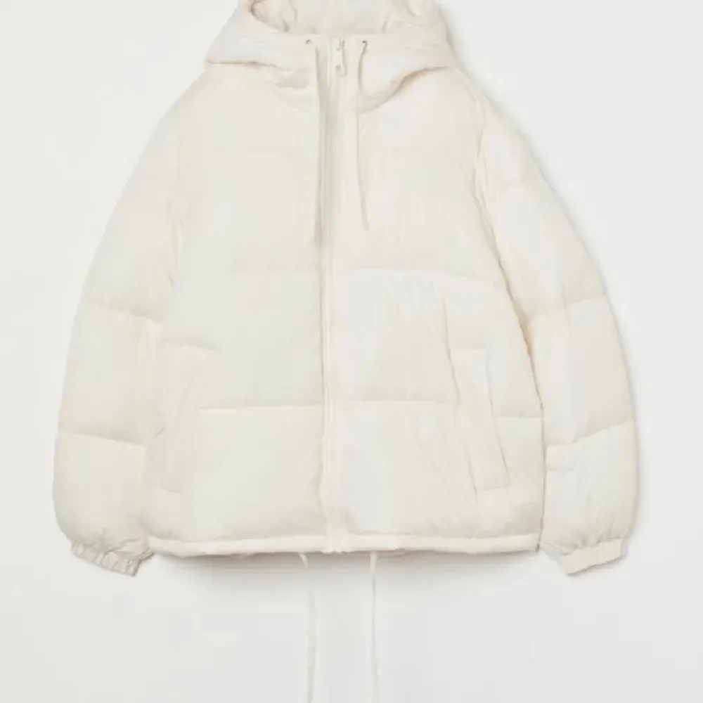 säljer min vita pufferjacket från HM i strl M, inte använt så ofta så i väldigt bra skick!. Takit.