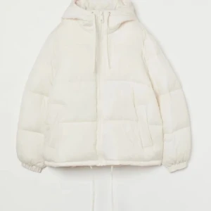 Vit pufferjacka HM - säljer min vita pufferjacket från HM i strl M, inte använt så ofta så i väldigt bra skick!