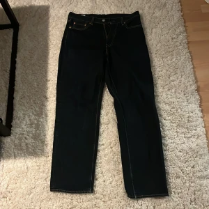 Levis jeans - Säljer ett par Levis jeans i modellen ”lot stay loose” i storleken W30/L32. Inköpta från Levi’s butiken i Örebro för 900, Dom är i sprillans nytt skick då de bara används 2-3 gånger. Säljes då de aldrig kom till användning. Kan gå ned i pris, mvh