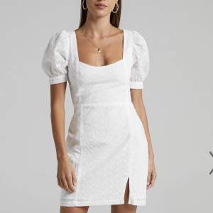 Säljer en fin vit klänning perfekt till studenten! Helt oanvänd och lapparna sitter kvar! Nypris 700, säljer för 300. Finns fler bilder🥰helt slutsåld på hemsidan! Storlek S