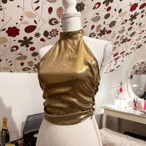 Guld topp  - Denna topp är helt oanvänd, köpt från zara i Spanien, den är i topp skick och är verkligen super fin🫶🏼🥂 