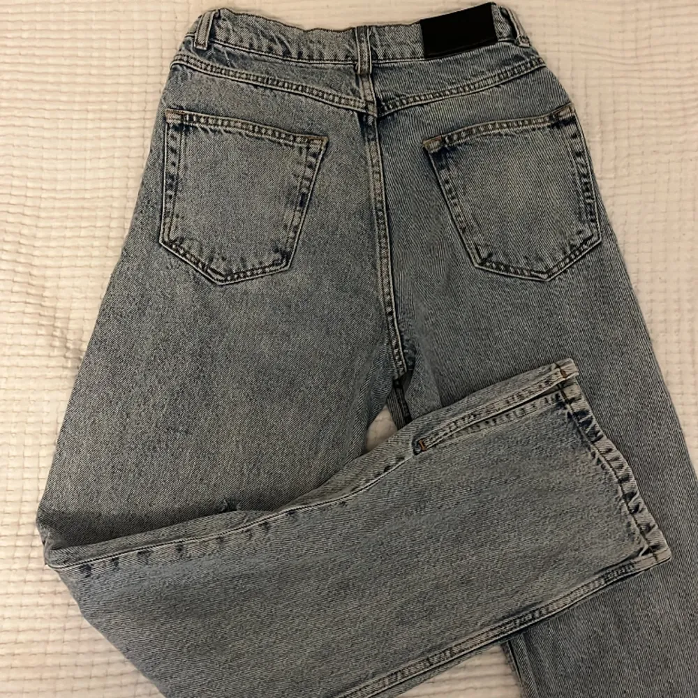 Säljer dessa jeans då de tyvärr inte passar mig längre. Vid frågor så är det bara att höra av sig 💕. Jeans & Byxor.