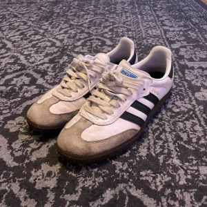 Adidas samba - Adidas samba, lite smutsiga men de går säkert bort med lite vilja. Utöver det är de inga defekter med skorna.  