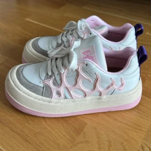 Eytys sneakers - Assnygga Eytys sneakers strl 40, bara använda en gång! Säljer för de inte passade mig. Priset går att diskutera ✨