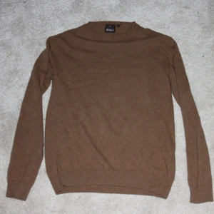 Oscar Jacobsson tröja - Säljer denna feta och bekväma tröja från Oscar Jacobsson, då den har blivit för liten.  Fint skick 